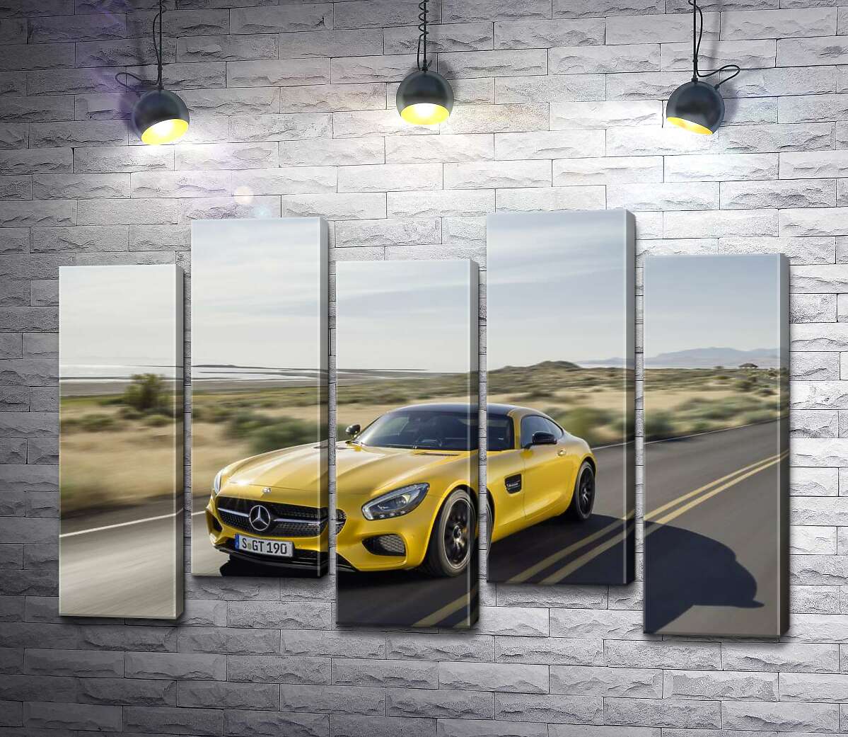 модульная картина Золотой автомобиль Mercedes AMG GT мчит по трассе (Модуль №30)