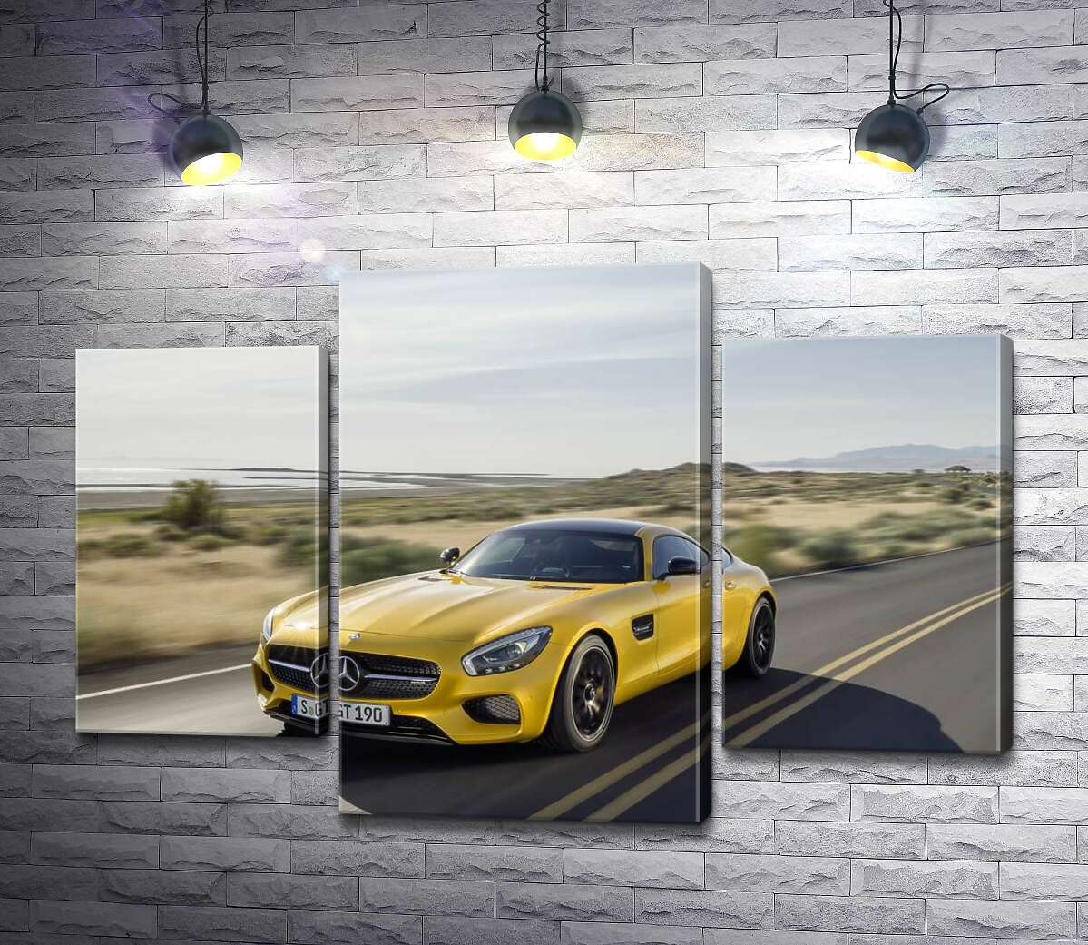 модульна картина Золотий автомобіль Mercedes AMG GT мчить по трасі (Модуль №10)