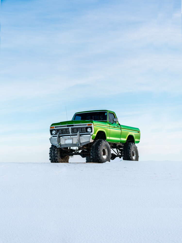 картина-постер Зелёный пикап Ford F-Series Monster Truck посреди снега