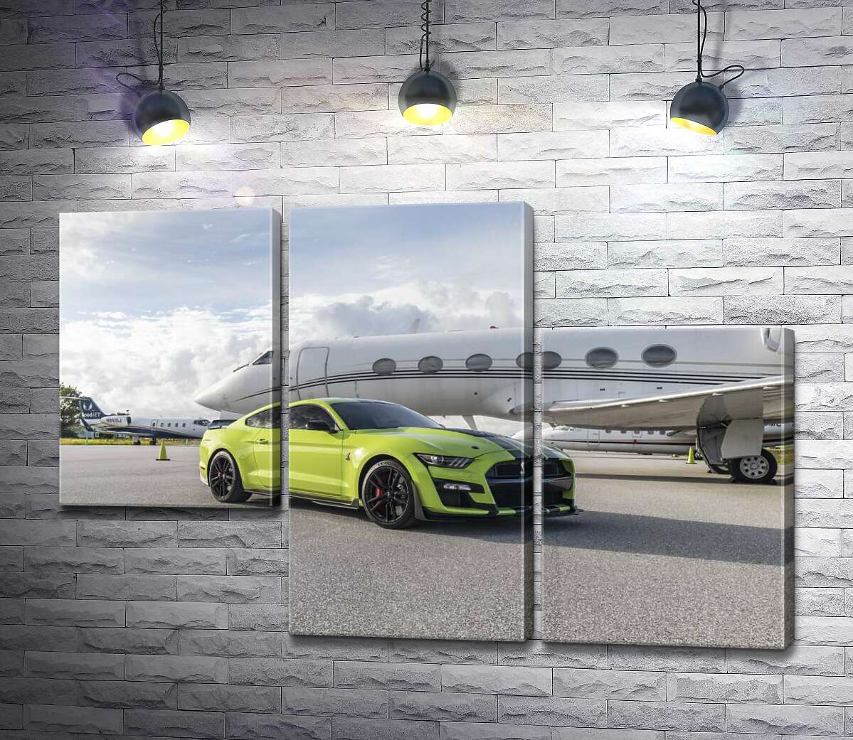 модульна картина Автомобіль Ford Mustang GT500 Shelby біля літака (Модуль №13)