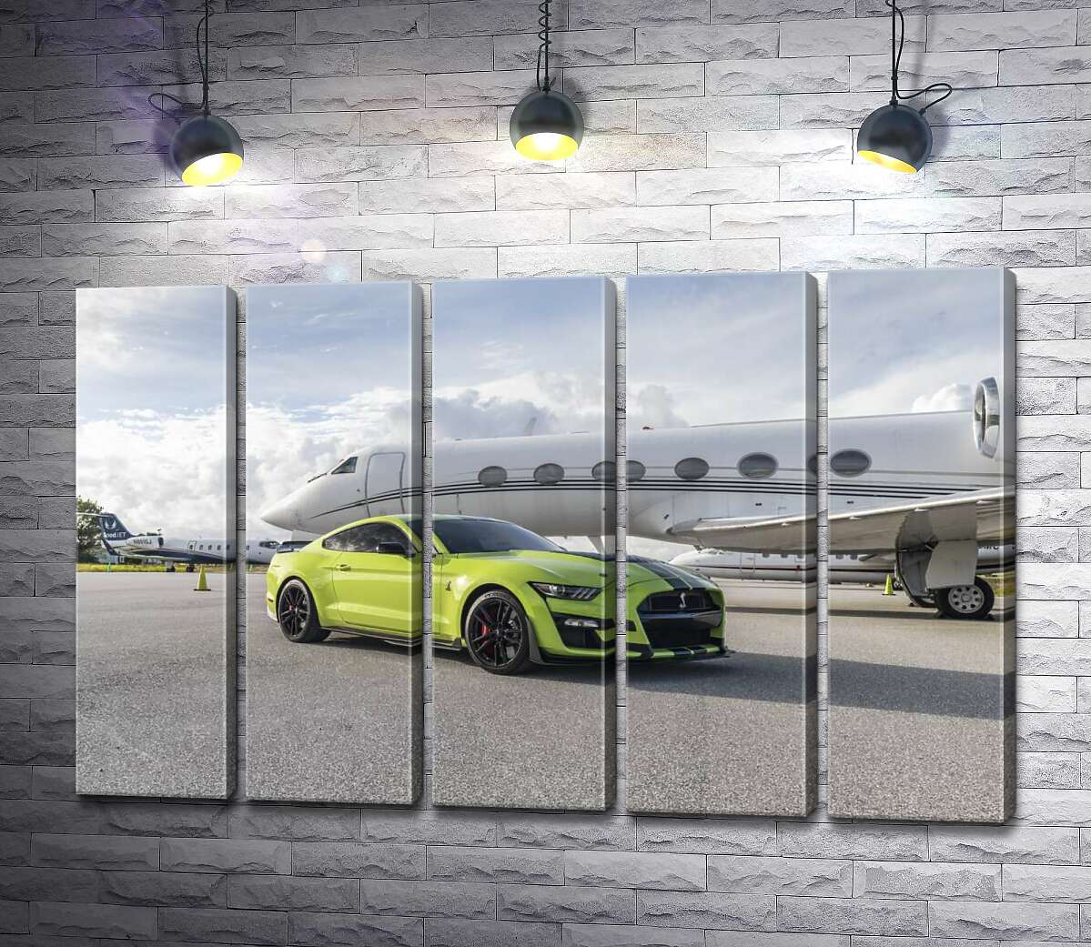 модульна картина Автомобіль Ford Mustang GT500 Shelby біля літака (Модуль №26)