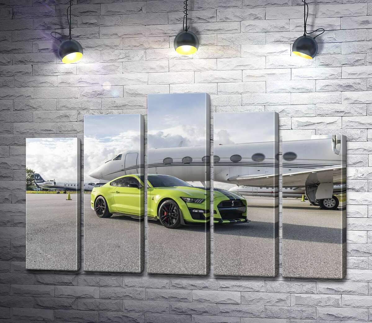 модульная картина Автомобиль Ford Mustang GT500 Shelby возле самолёта (Модуль №29)