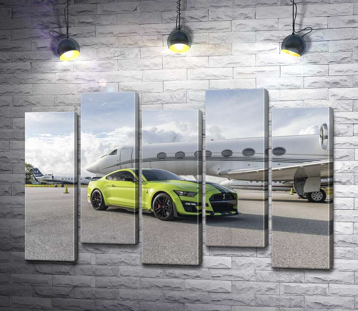 модульна картина Автомобіль Ford Mustang GT500 Shelby біля літака (Модуль №30)
