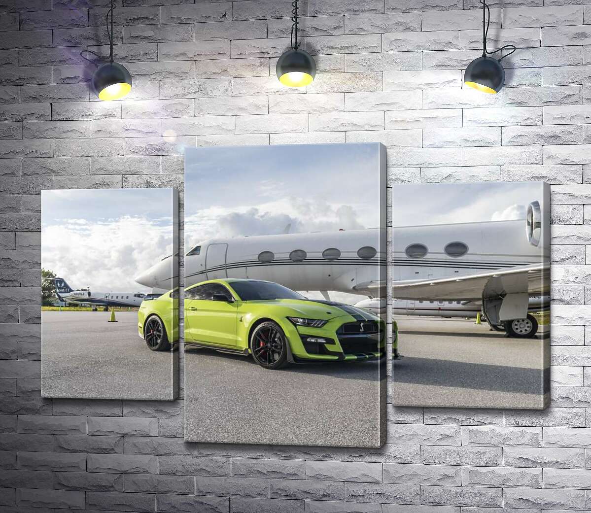 модульная картина Автомобиль Ford Mustang GT500 Shelby возле самолёта (Модуль №10)