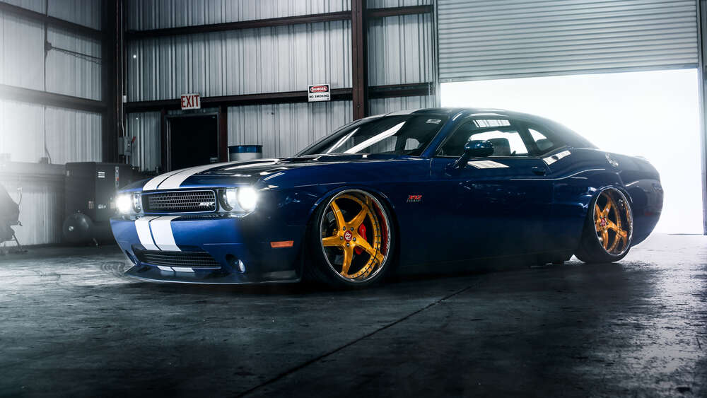 картина-постер Синий спорткар Dodge Challenger заезжает в гараж