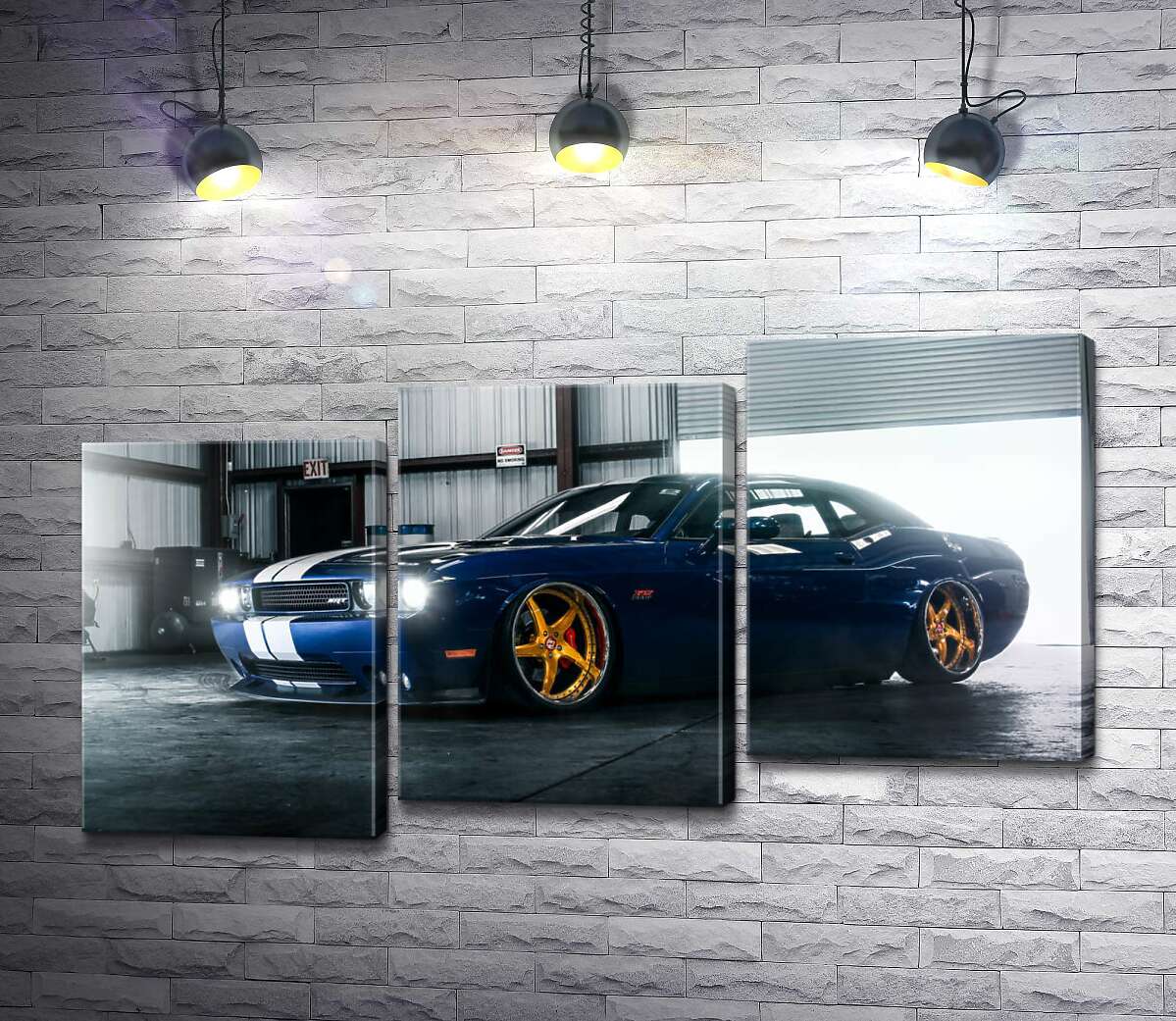 модульна картина Синій спорткар Dodge Challenger заїжджає в гараж (Модуль №14)