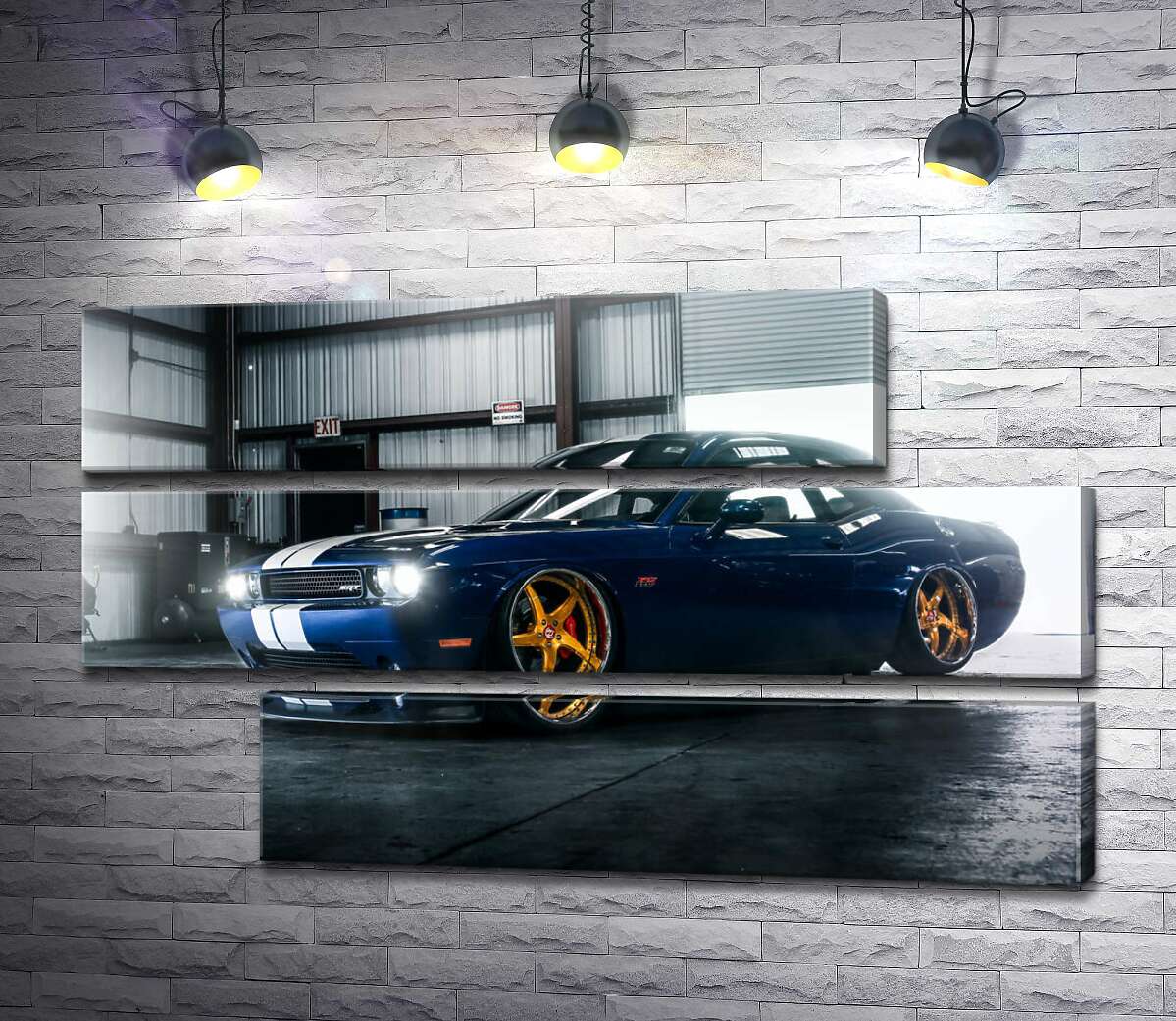 модульная картина Синий спорткар Dodge Challenger заезжает в гараж (Модуль №16)