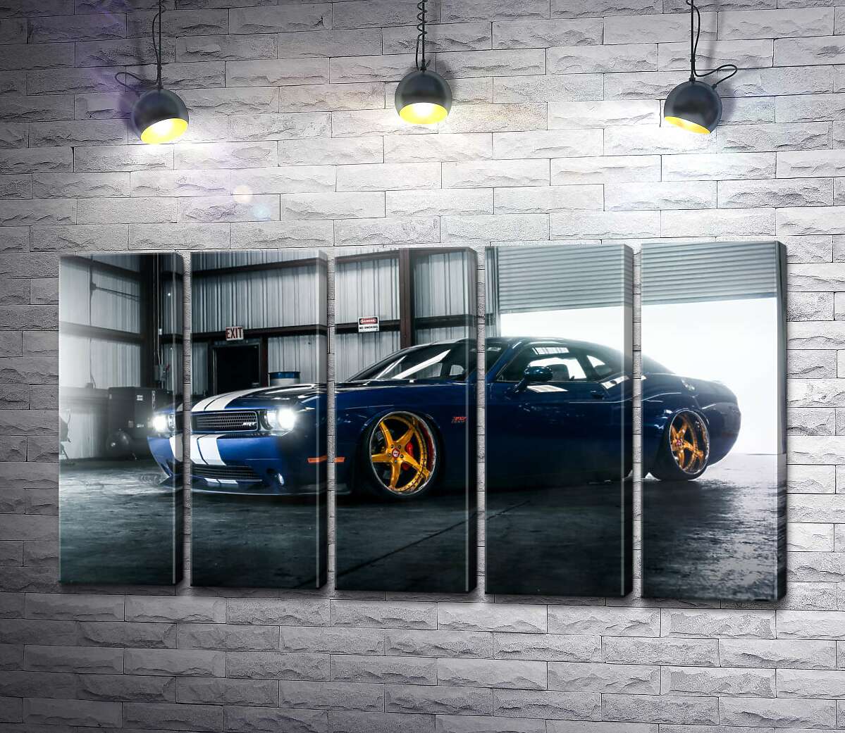 модульна картина Синій спорткар Dodge Challenger заїжджає в гараж (Модуль №26)
