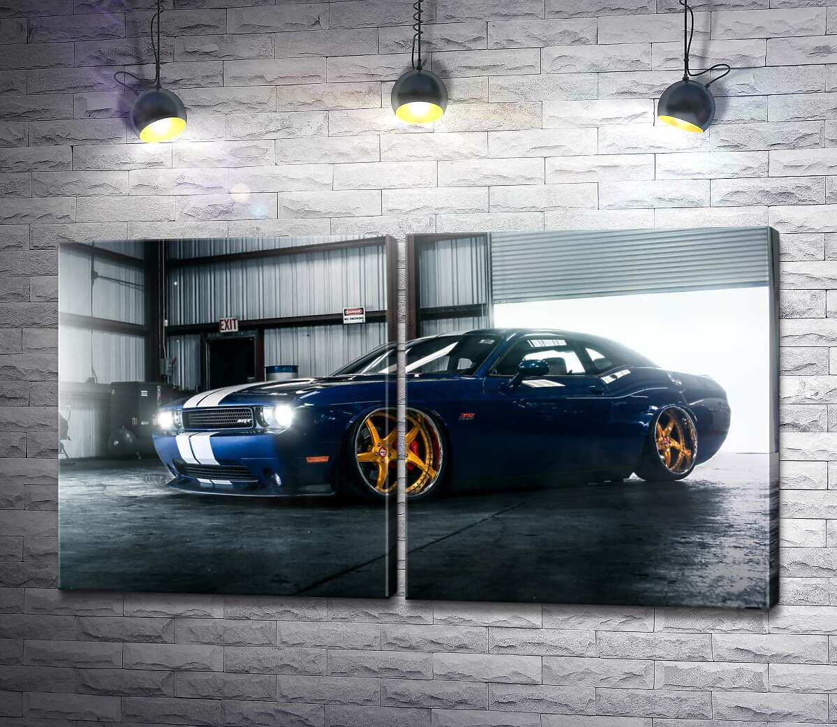 модульна картина Синій спорткар Dodge Challenger заїжджає в гараж