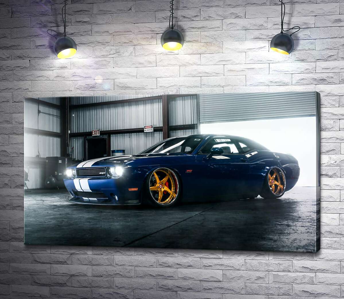 картина Синий спорткар Dodge Challenger заезжает в гараж