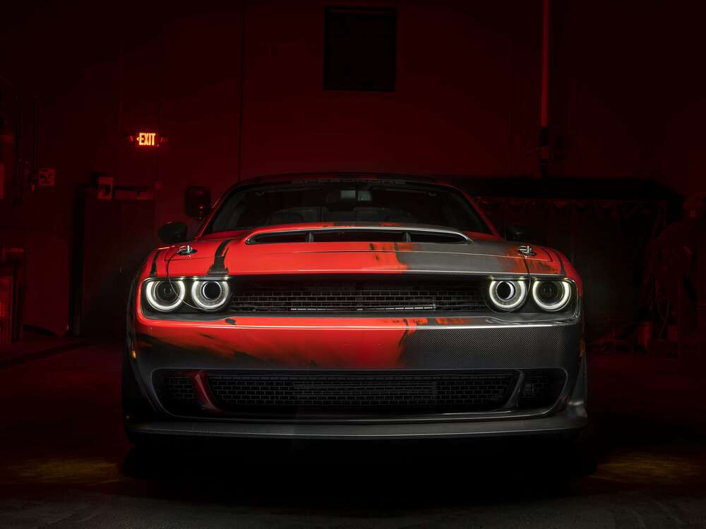 картина-постер Загадковий червоний автомобіль Dodge Challenger виїжджає з тіні