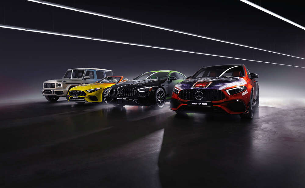 картина-постер Автомобили Mercedes-Benz AMG в софитах