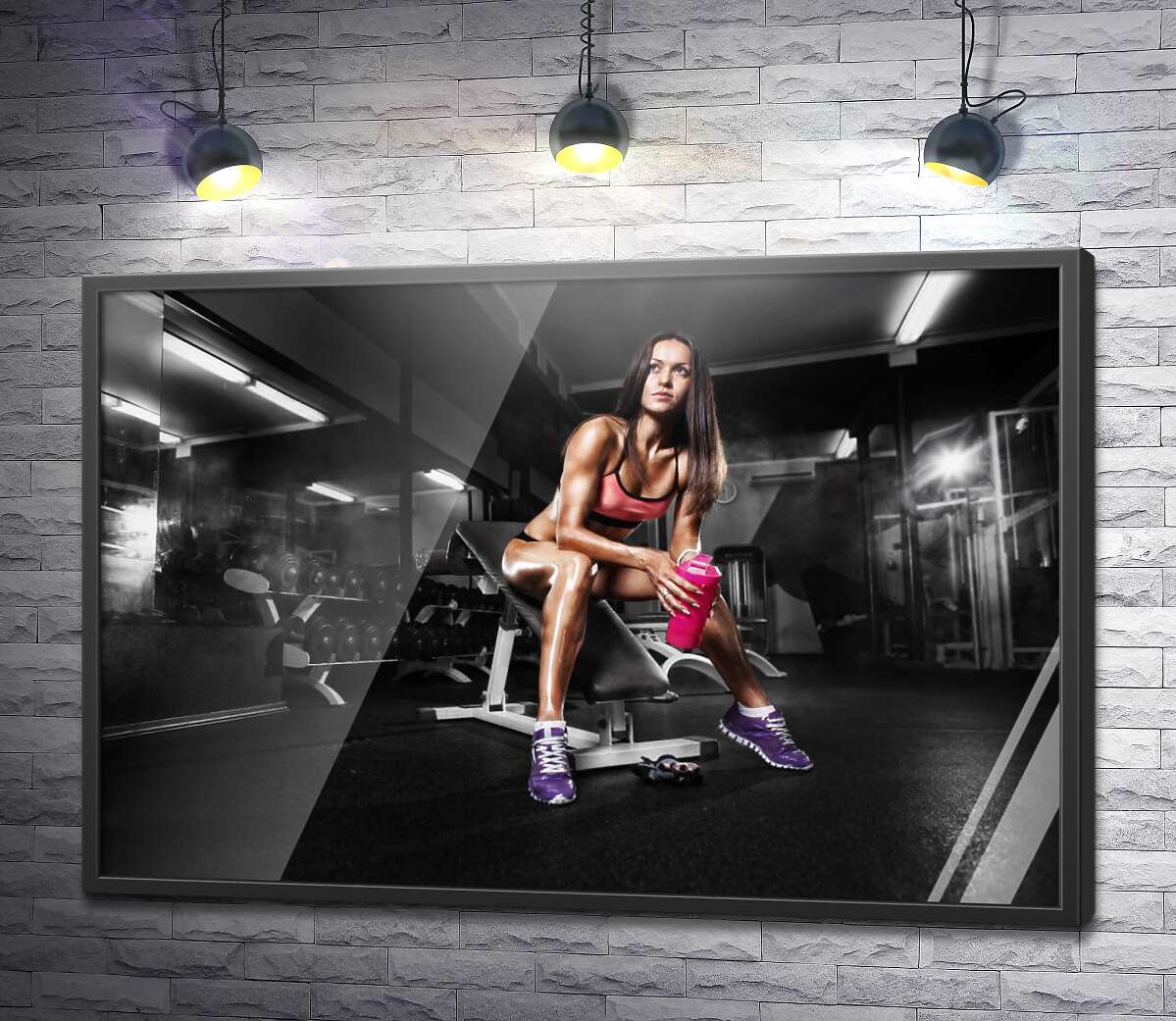 постер Спортивная девушка позирует в тренажерном зале