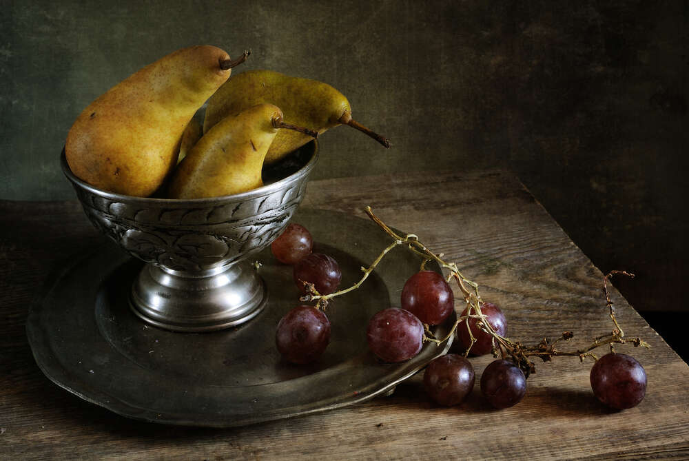 картина-постер Груши в серебряной пиале и виноград