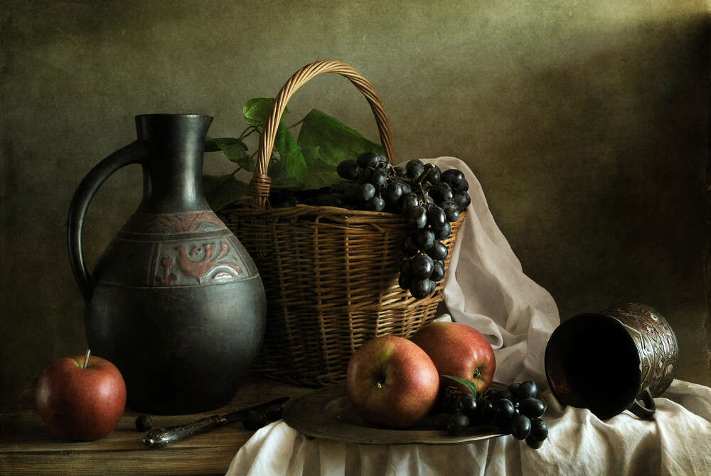 картина-постер Старовинний глечик поруч з кошиком фруктів