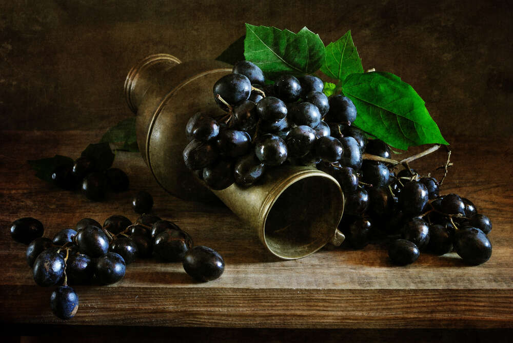 картина-постер Бронзовый кувшин с виноградом