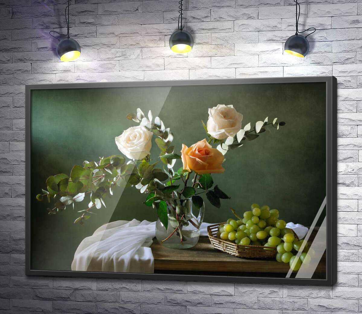 постер Натюрморт с нежными розыами и виноградом