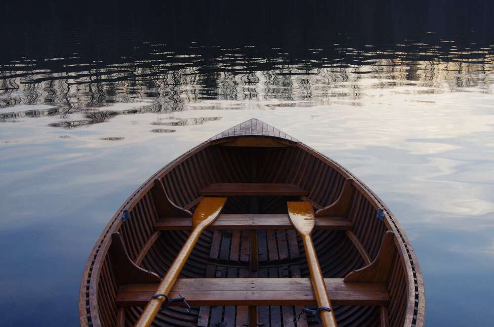картина-постер Деревянная лодка на водной глади