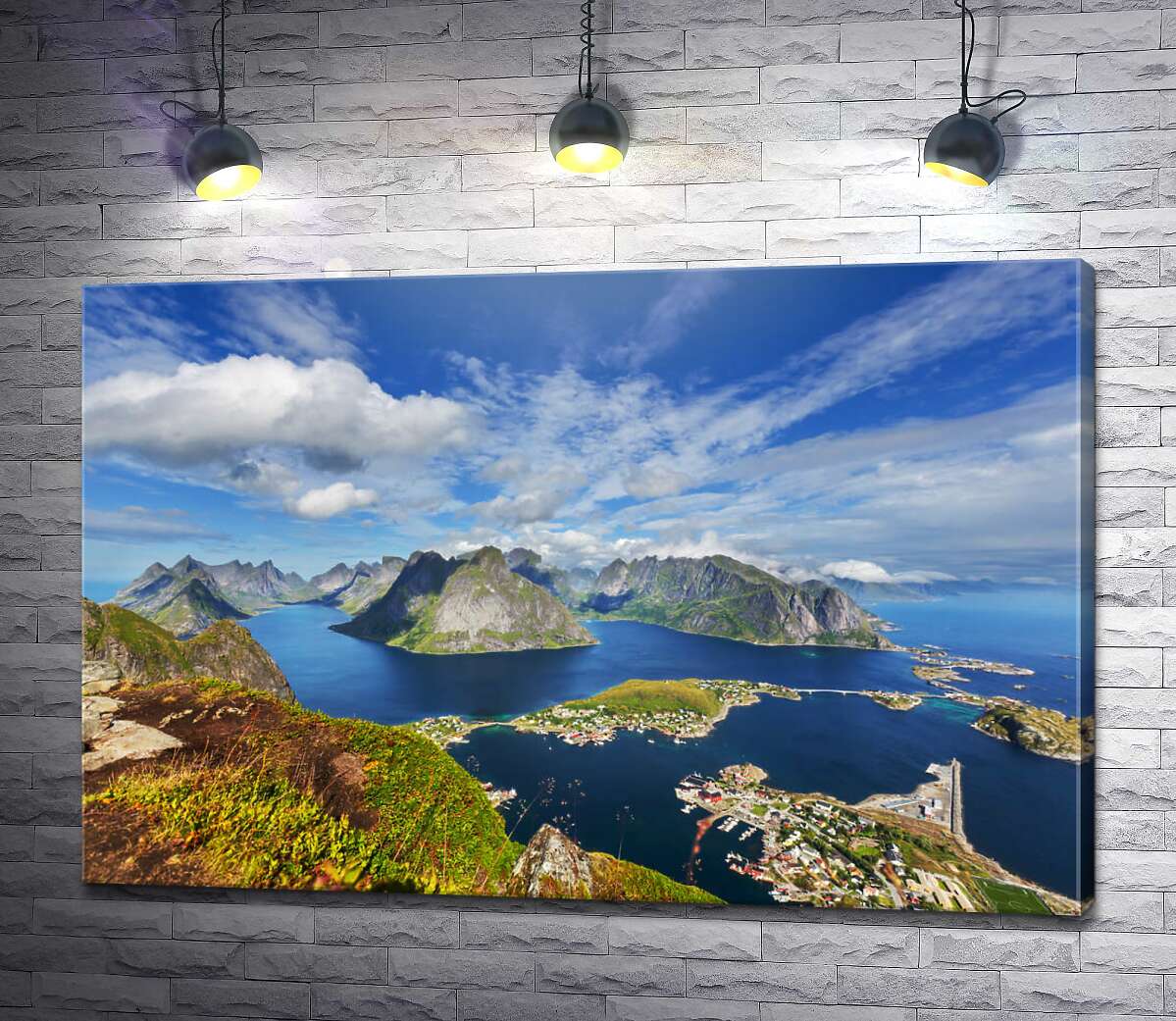 картина Лофотенские острова простираются в Норвежском море