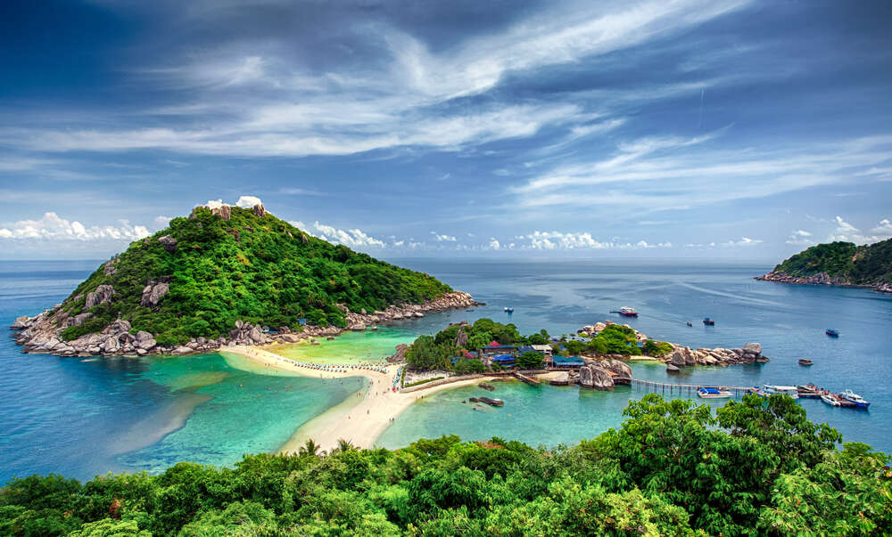 картина-постер Зеленый остров Нанг Юань омывает океан