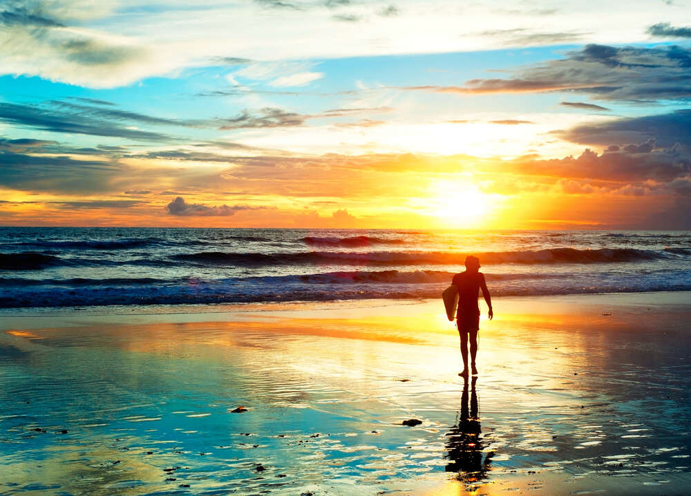 картина-постер Серфер на пляже залитом красками заката