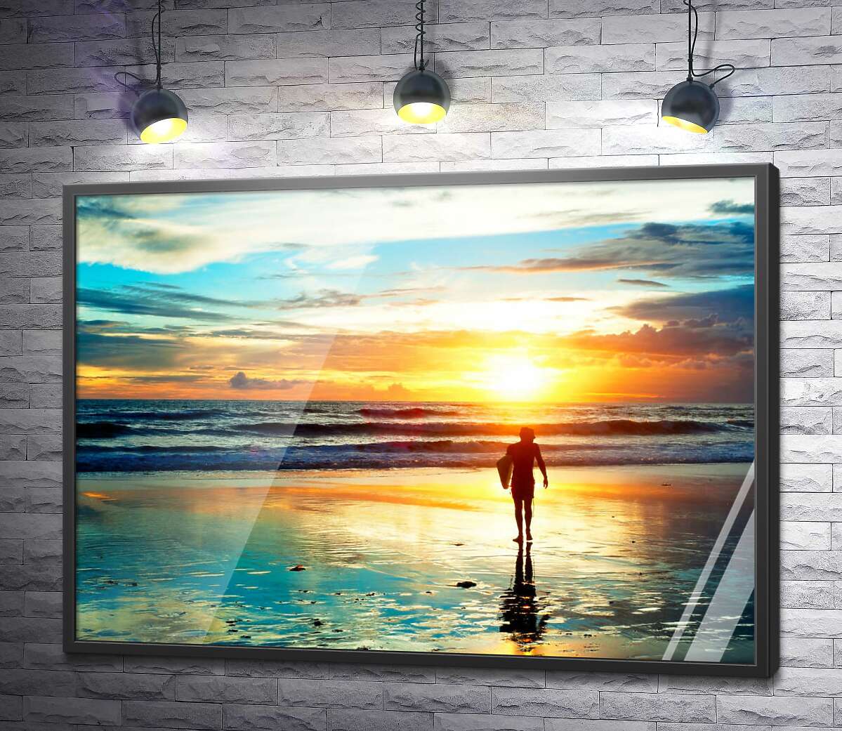 постер Серфер на пляжі залитому фарбами заходу сонця