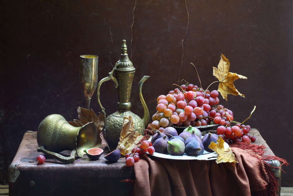 картина-постер Осенний натюрморт с посудой, инжиром и виноградом