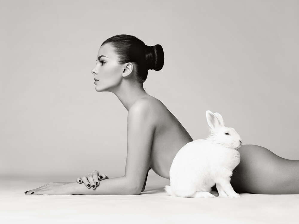 картина-постер Обнаженная девушка с кроликом