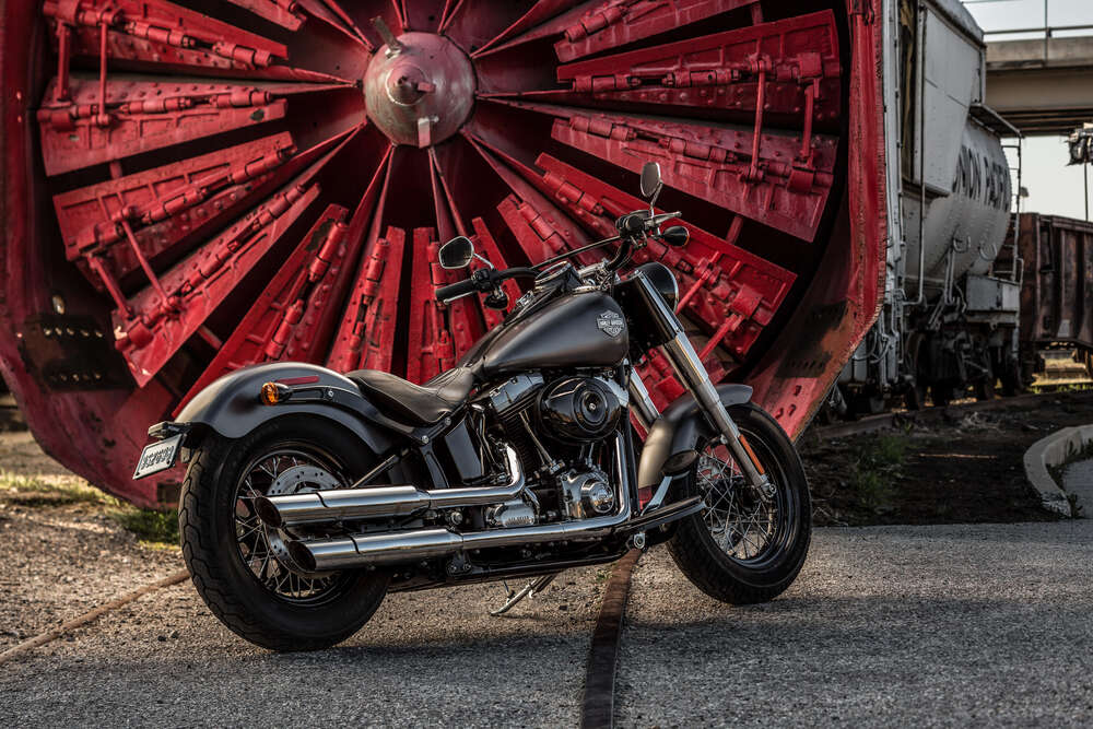 картина-постер Мотоцикл Harley Davidson на фоне турбины