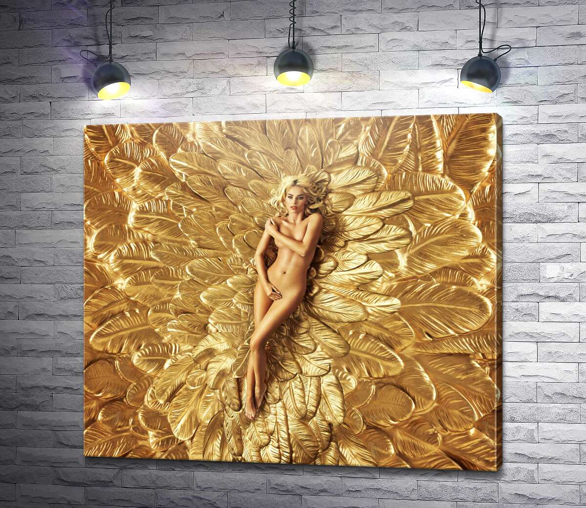 картина Девушка лежит на золотых крыльях