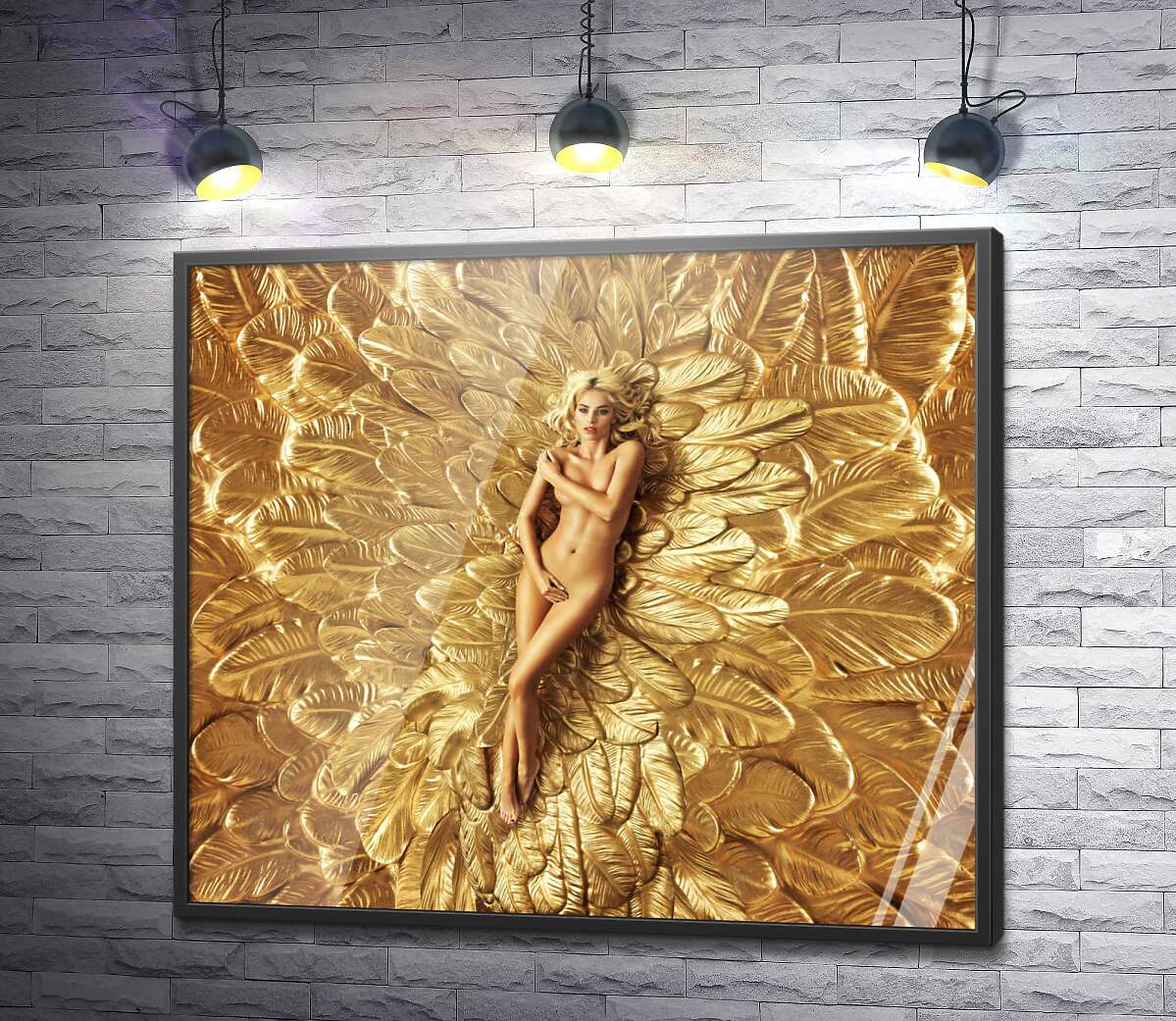постер Девушка лежит на золотых крыльях