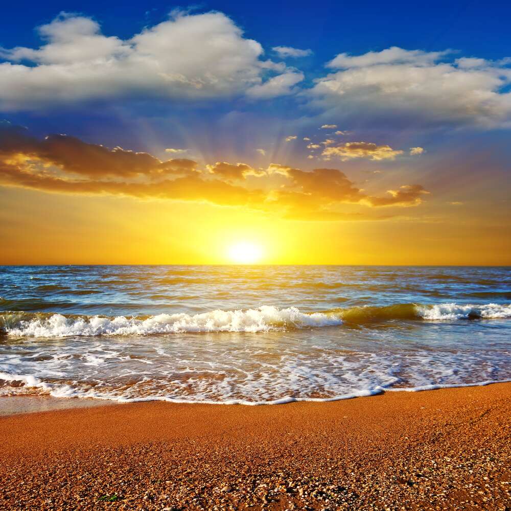 картина-постер Золотые лучи восхода над песчаным пляжем