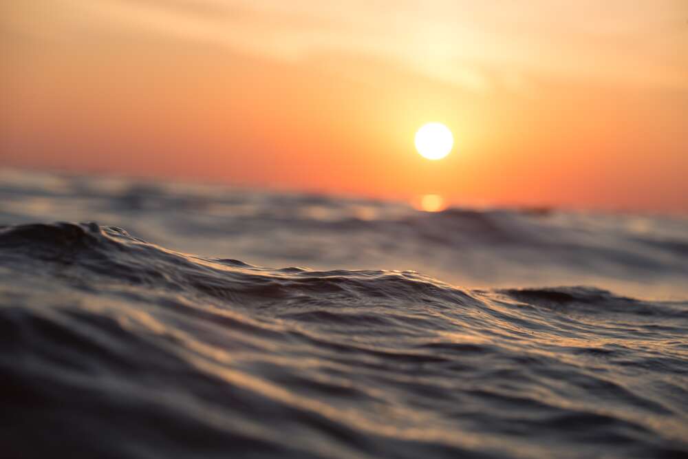 картина-постер Волнение моря в лучах заходящего солнца