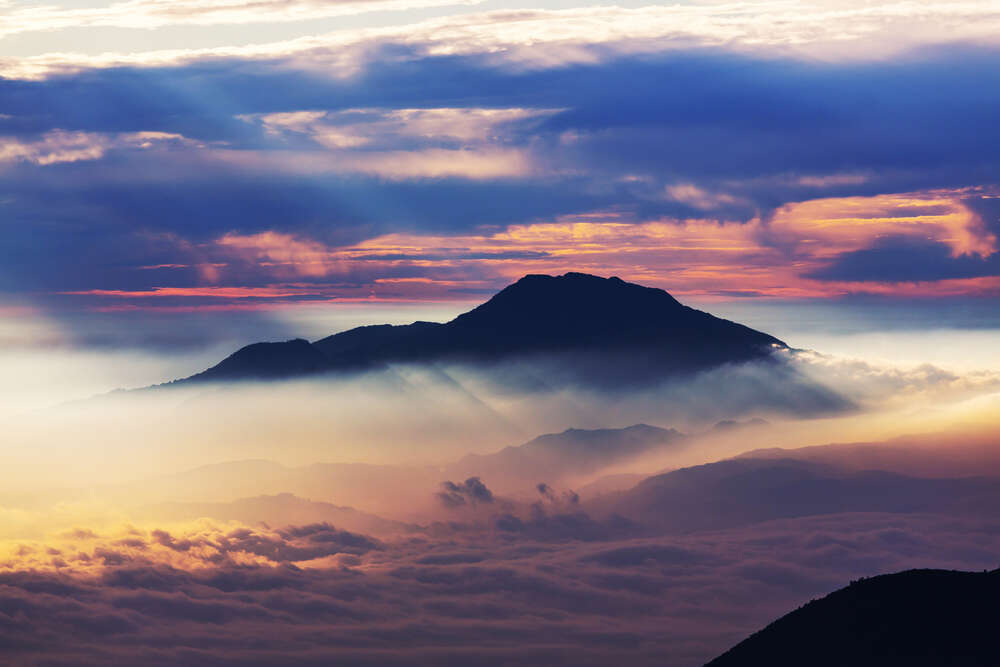 картина-постер Гірська вершина потопає в хмарах