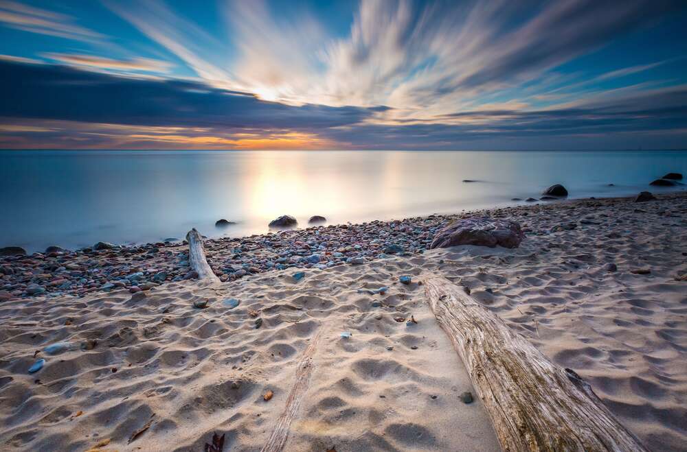 картина-постер Спокойный рассвет на диком пляже