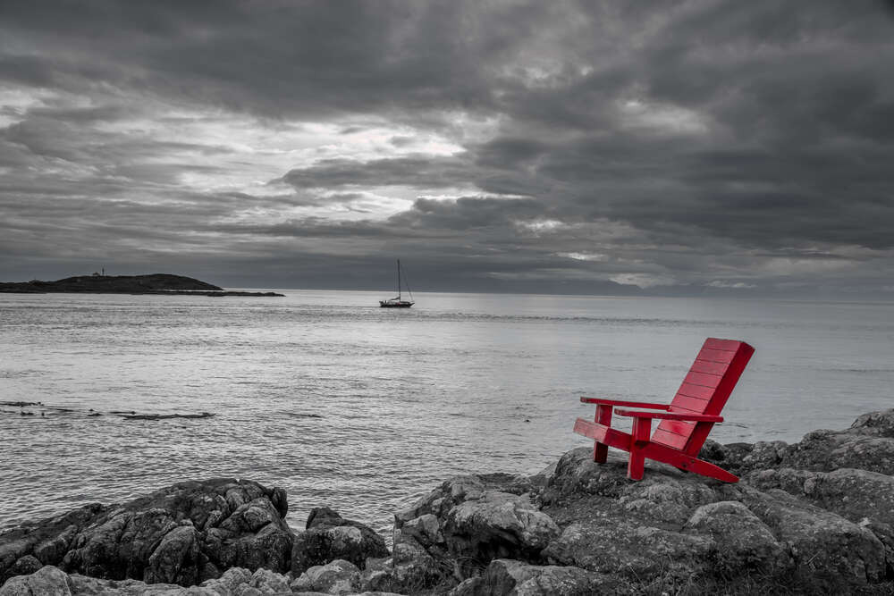 картина-постер Самотній стілець на березі чорно-білого моря