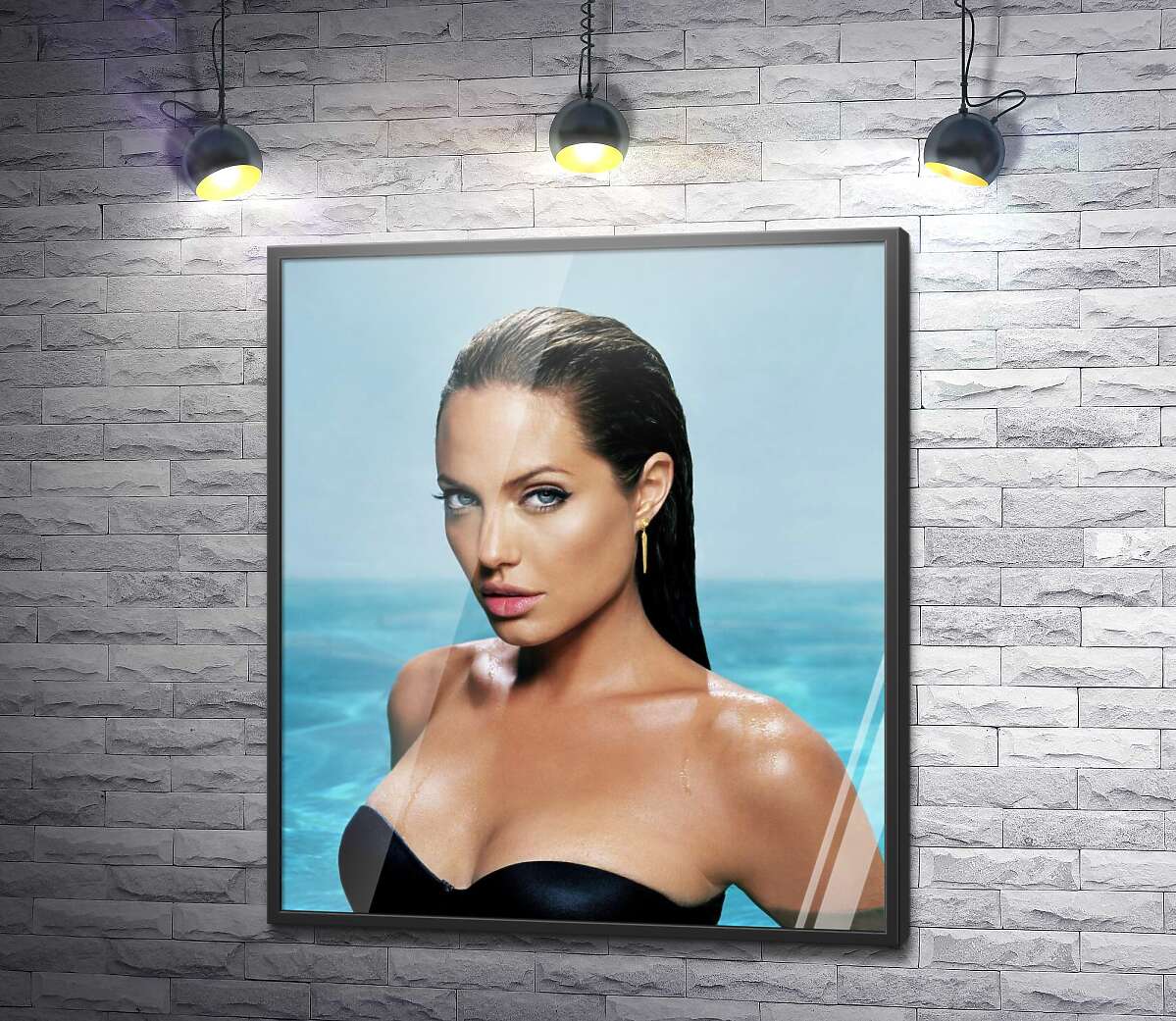 постер Прекрасна Анджеліна Джолі у воді