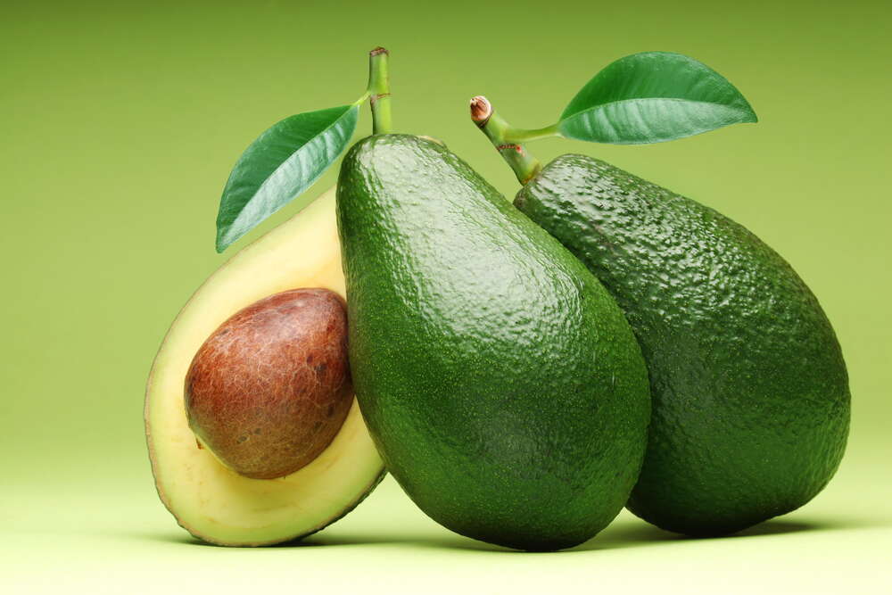 картина-постер Свежие спелые авокадо