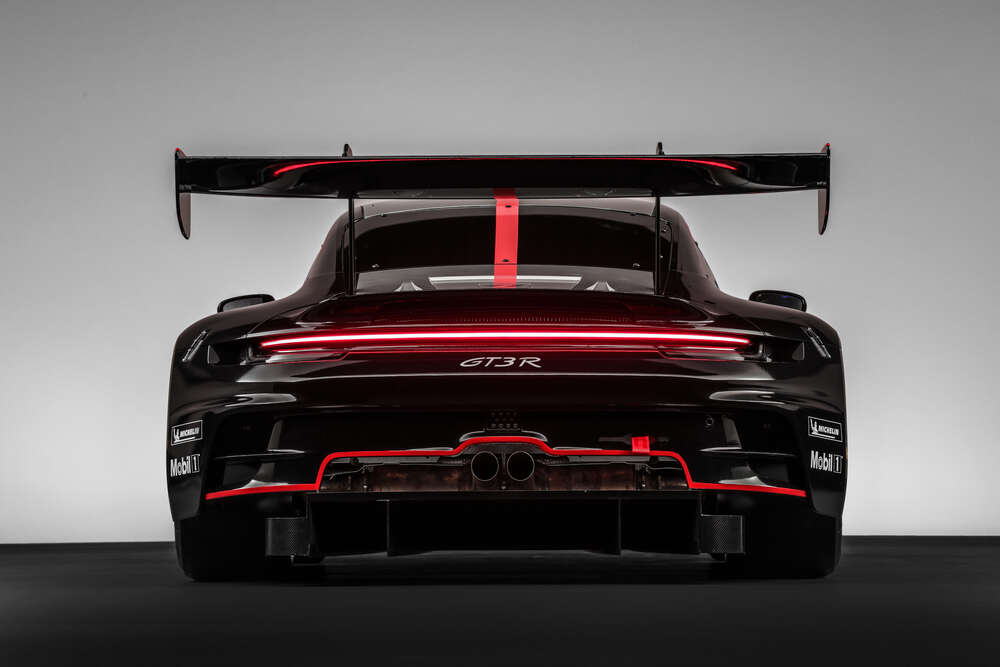 картина-постер Черный автомобиль Porsche 911 GT3 R