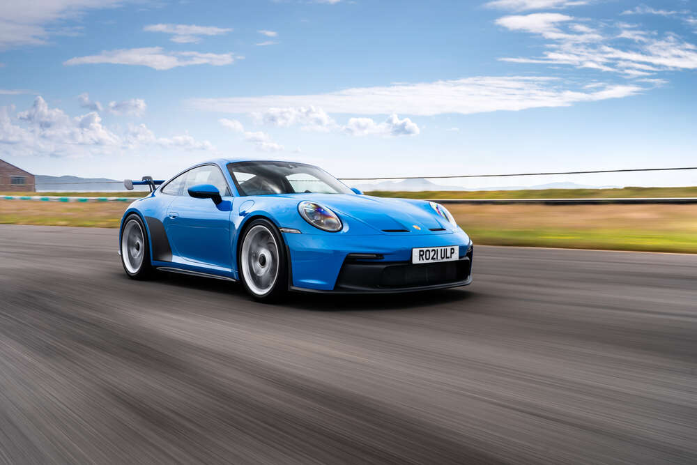 картина-постер Голубой автомобиль Porsche 911 GT3 на трассе