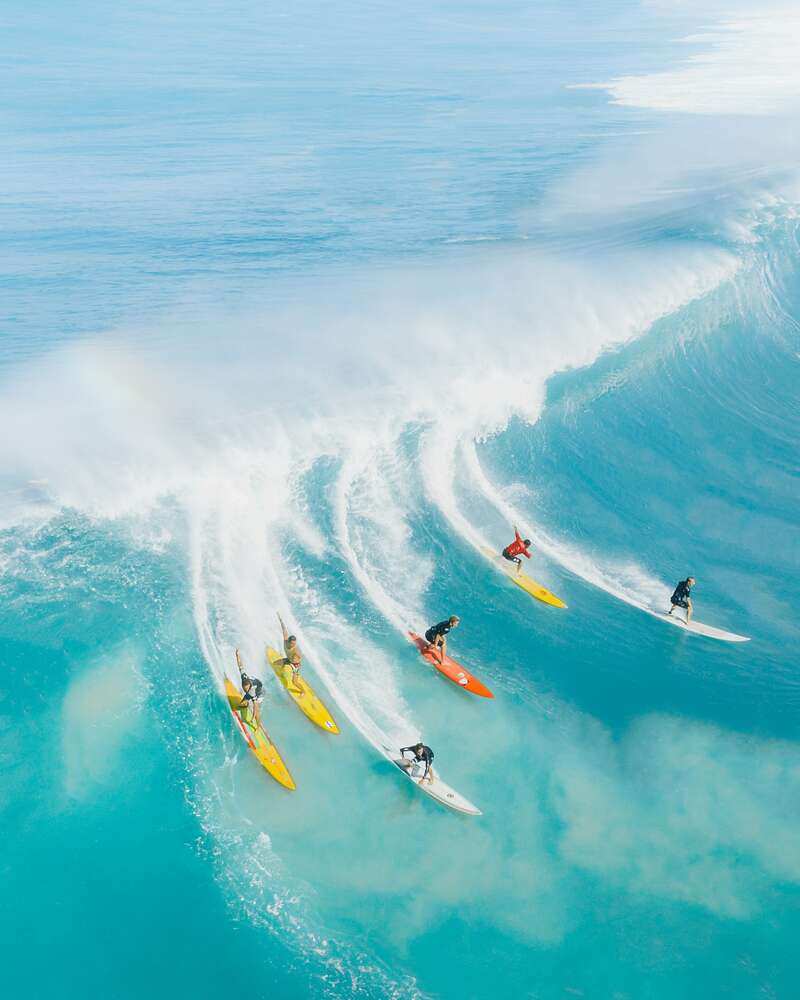 картина-постер Серфингисты на прозрачно-голубых волнах океана