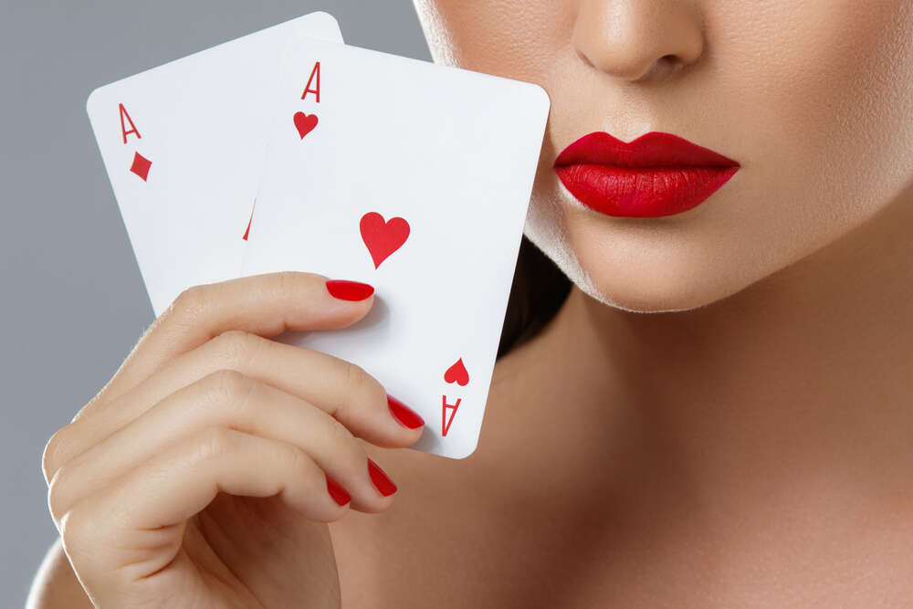 картина-постер Красные игральные карты в женской руке