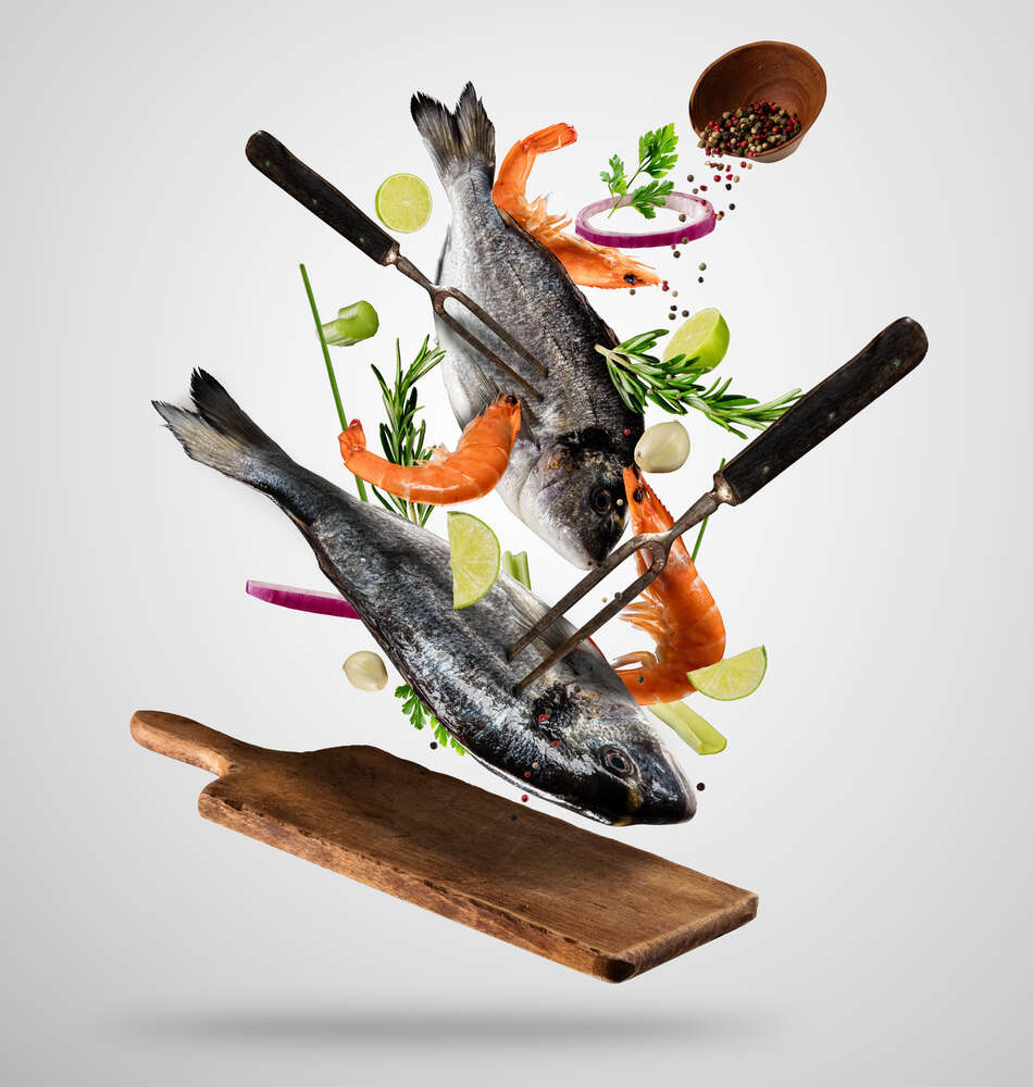 картина-постер Свежая рыба на вилке и креветки в воздухе
