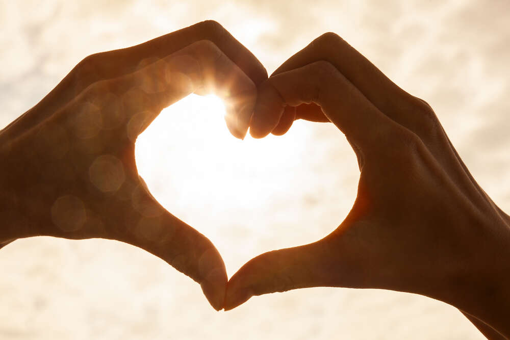 картина-постер Серце з рук і промінчик сонця