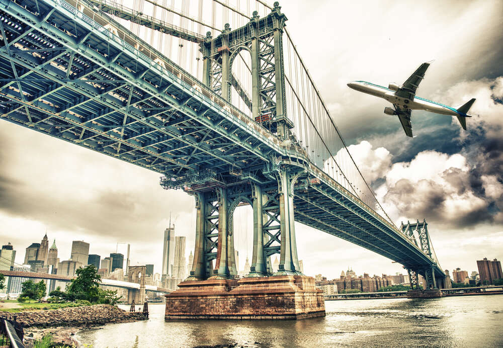 картина-постер Взлетающий самолет над Манхэттенским мостом