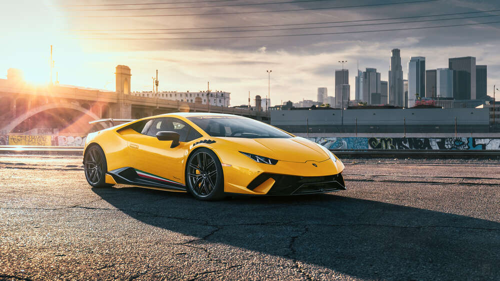картина-постер Желтый автомобиль Lamborghini Huracan в лучах солнца
