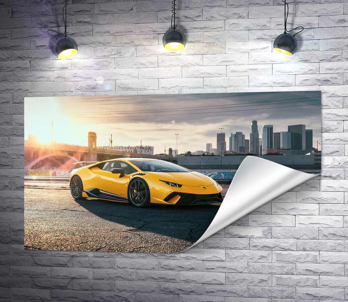 печать Желтый автомобиль Lamborghini Huracan в лучах солнца