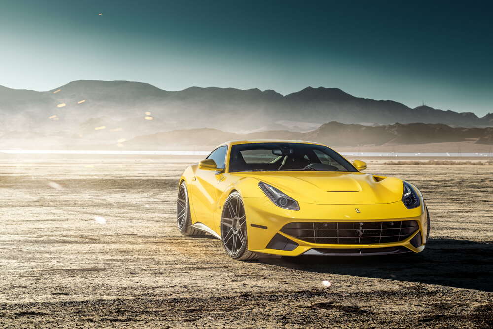 картина-постер Желтый автомобиль Ferrari F12 berlinetta в пустыне