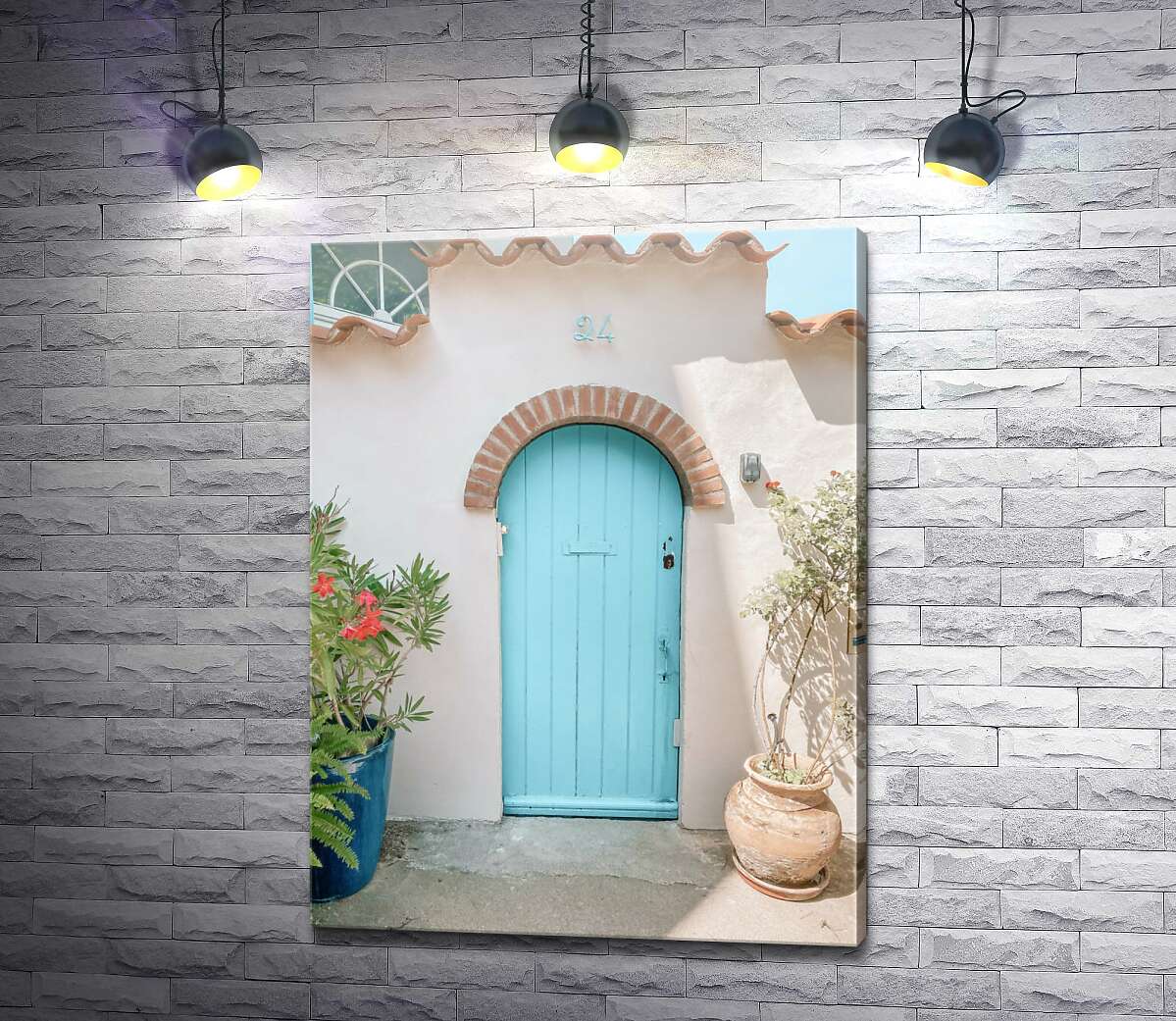 картина Голубая деревянная дверь дома с черепичной крышей