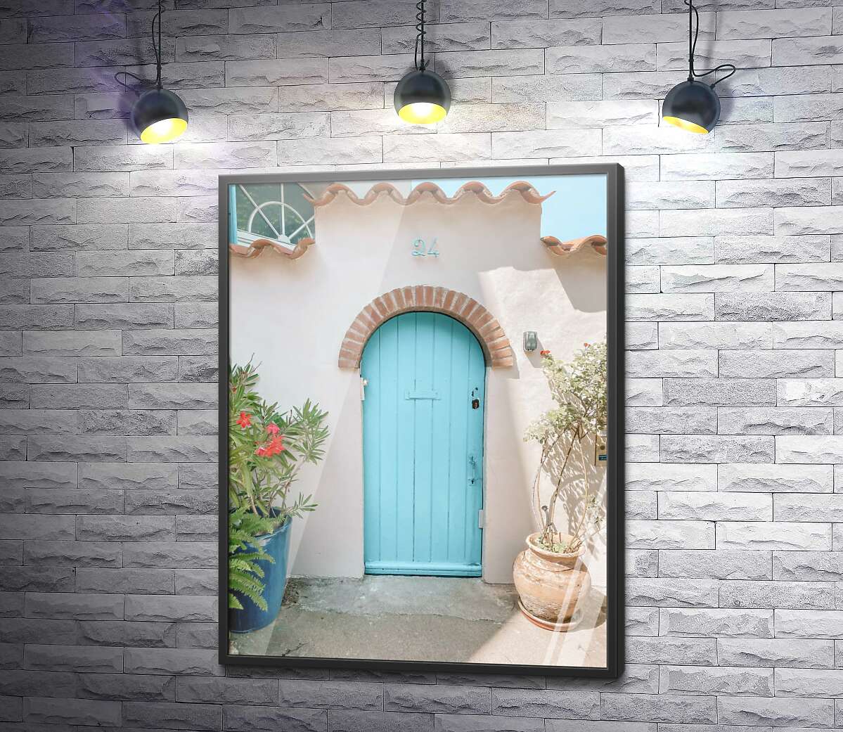 постер Голубая деревянная дверь дома с черепичной крышей